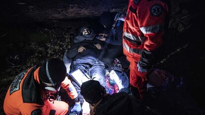 Unos sanitarios atienden a un migrante en un bosque cerca de la frontera de Polonia con Bielorrusia el 17 de noviembre.