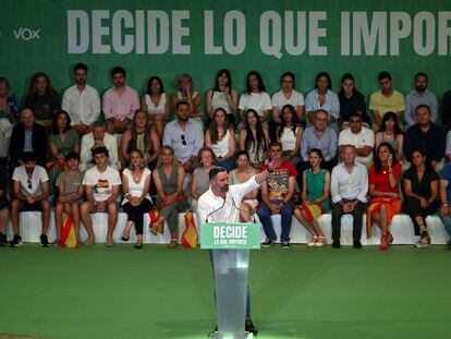 El líder de Vox, Santiago Abascal, pronuncia un discurso durante un mitin electoral, este sábado, en Madrid.