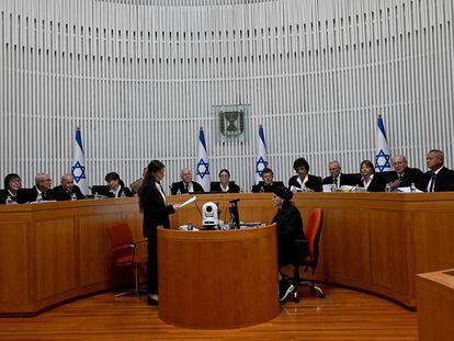 Los 15 jueces del Tribunal Supremo de Israel, antes de la audiencia, este martes en Jerusalén.