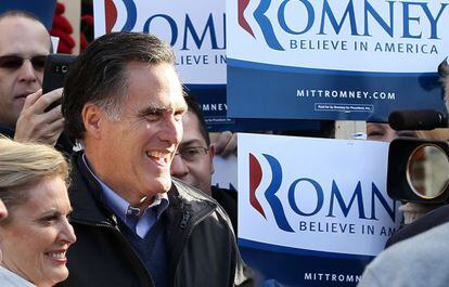 Mitt Romney, en el centro de votaci&oacute;n de Manchester.