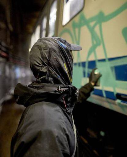 Madrid. Manoteras.Un grafitero rellena las letras con su nombre. Utiliza pintura en aerosol hecha con base de agua.