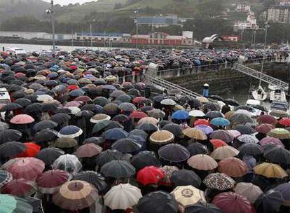 Miles de personas asisten bajo una intensa lluvia a la manifestación de apoyo a los marineros del <i>Alakrana</i> secuestrados celebrada ayer en Bermeo.