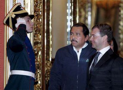 Un soldado rinde honores en el Kremlin a Daniel Ortega (centro) y Dmitri Medvédev