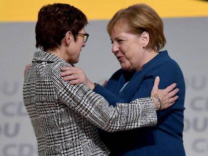 Angela Merkel (d) felicita a Kramp-Karrenbauer, este viernes en Hamburgo. En vídeo, declaraciones de la nueva líder de la CDU.