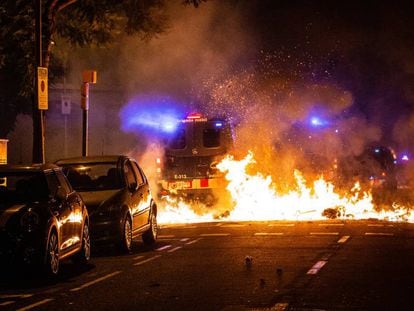 Un coche de los Mossos d'Esquadra en llamas durante los disturbios del 18 de octubre en Barcelona.