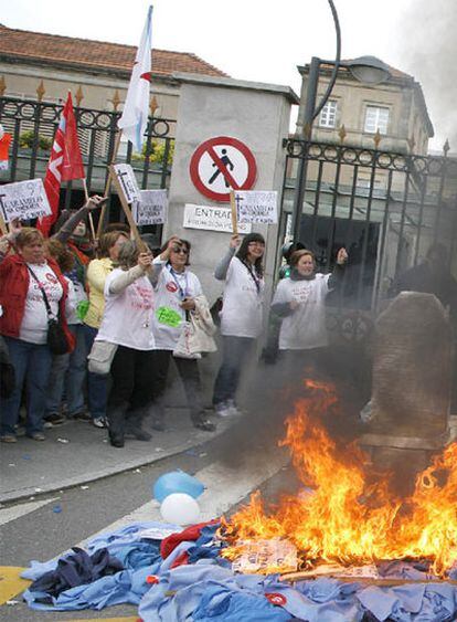 Los trabajadores de Caramelo se manifiestan frente a la Xunta de Galicia en mayo de 2009