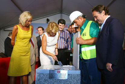 Esperanza Aguirre coloca la primera piedra de la comisaría de Alcalá de Henares.