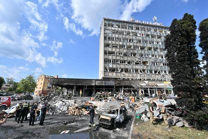 Los bomberos retiran los escombros de un edificio bombardeado en Vinnytsia (Ucrania).