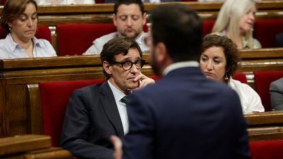 Salvador Illa observa al presidente de la Generalitat, Pere Aragonés durante un pleno del Parlament.