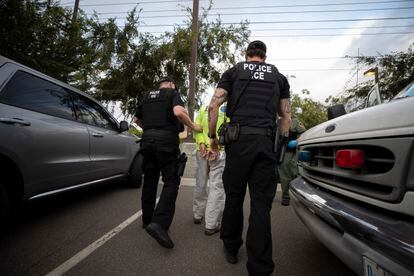 Agentes del ICE detienen a un hombre en julio de 2019 en Escondido (California).