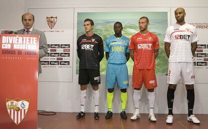 El presidente del Sevilla FC José María del Nido, junto a los jugadores Varas Dabo Guarente y Kanouté, presentan las nuevas equipaciones que vestirá el equipo en las competiciones nacionales para la temporada 2010- 2011.