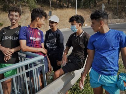 Menores marroquíes que afirman haber escapado del albergue de emergencia de Piniers en Ceuta para evitar ser repatriados.