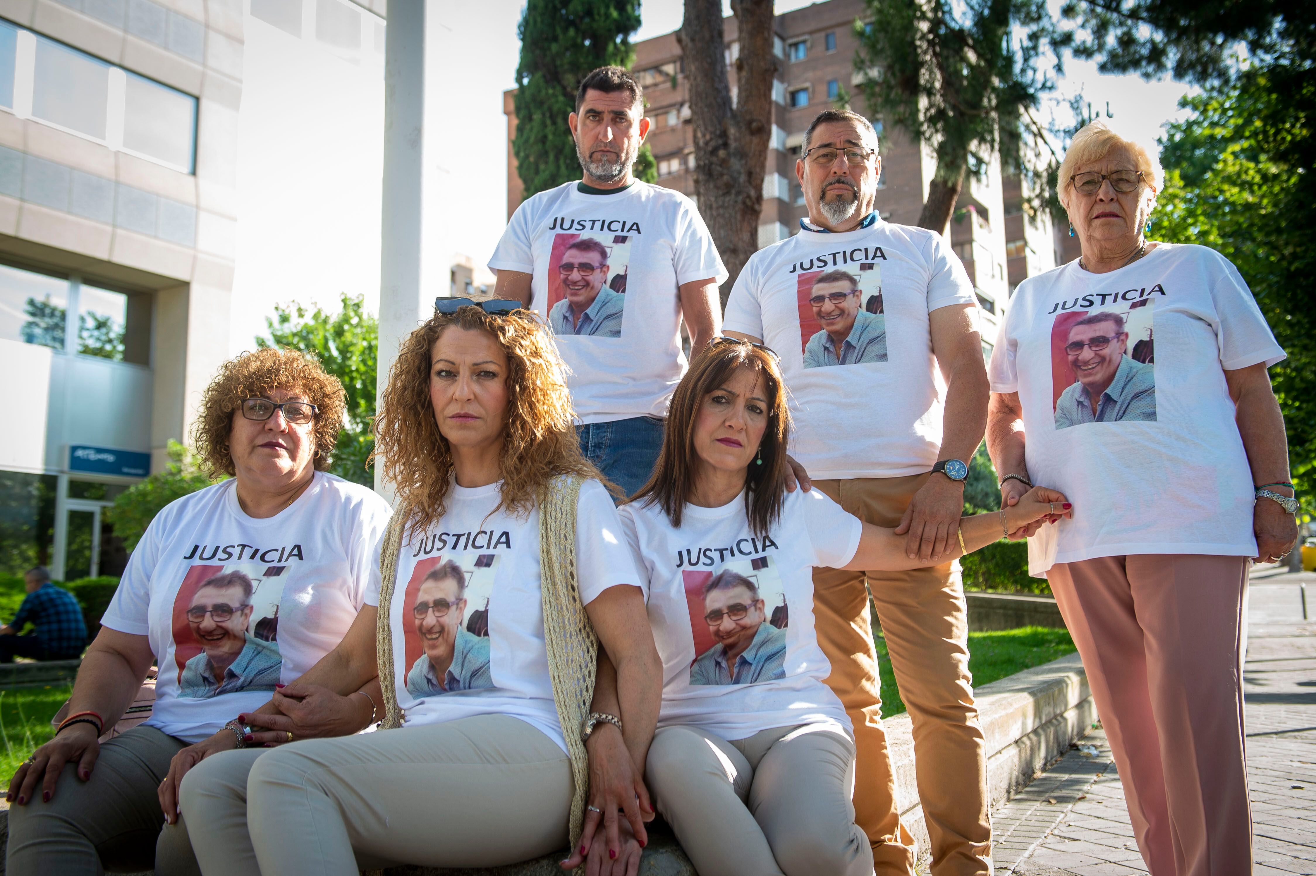 Familia de Juan Miguel, hostelero asesinado en el Barrio de San Blas en 2020, en una de las jornadas del juicio celebrado en 2023.