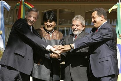 De izquierda a derecha, Néstor Kirchner, Evo Morales, Luis Inacio Lula Da Silva y Hugo Chávez, al comienzo de la reunión.