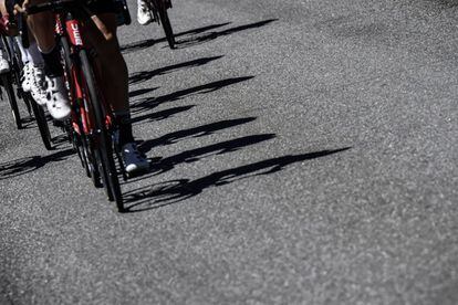 Sombras de los ciclistas durante la etapa del tour que une Laissac-Severac l'Eglise y Le Puy-en-Velay.