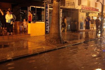 La lluvia a su paso por Tarragona ha dejado varias calzadas inundadas. La fuerte tormenta que ha caído en toda Cataluña de norte a sur a lo largo de la tarde ha obligado a los Bomberos a realizar un total de 90 salidas todas por incidencias leves.