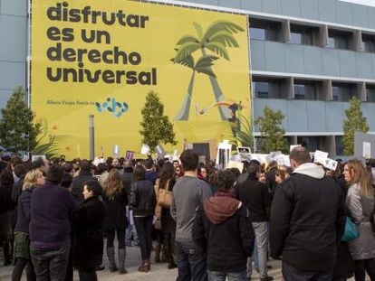 Trabajadores de Orizonia a las puertas de la sede de Palma