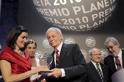 Eduardo Mendoza recibe el premio Planeta de manos de la ministra de Cultura, Ángeles González-Sinde, durante la gala celebrada anoche en Barcelona.