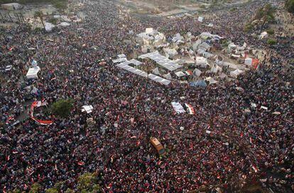 Miles de personan en la plaza Tahrir de El Cairo para protestar contra el presidente egipcio Mohamed Morsi accediera al poder hace un año, 1 de julio de 2013. Cuatro ministros del gobierno presentaron además su dimisión este lunes en un gesto que se interpreta como de solidaridad con los manifestantes que el domingo protagonizaron un día de marchas multitudinario.