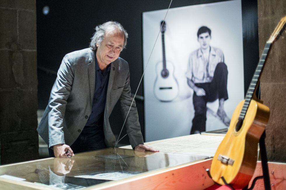Serrat contempla algunas de las piezas, entre ellas su primera guitarra, en una exposición sobre su trayectoria que se le dedicó en Barcelona, 2005.
