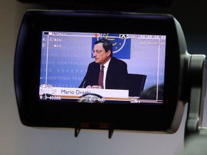 Mario Draghi, presidente del BCE, captado por una cámara durante una comparecencia ante los medios.