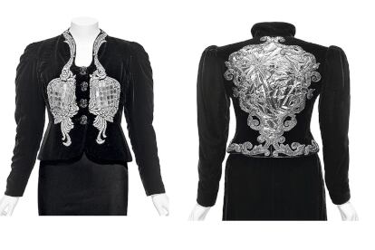 De frenta, chaqueta de Elsa Schiaparelli de 1936; por detrás, chaqueta de Yves saint Laurent de 1978