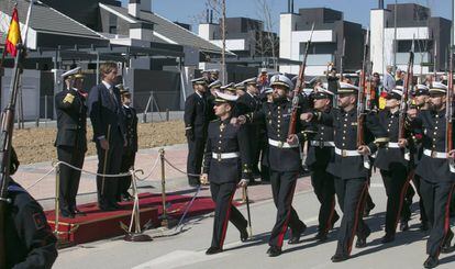 Antonio González Terol (PP), presidiendo el desfile de la Armada ayer en Boadilla del Monte. 