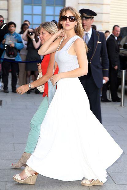 Jennifer Lawrence llegó al desfile de Atelier Versace con un vestido muy veraniego.