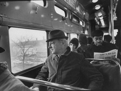 El escritor Saul Bellow, en un tren. 
