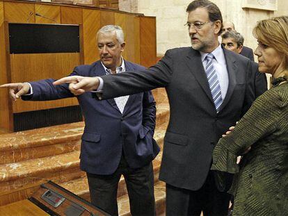 Mariano Rajoy, entre Javier Arenas y Dolores de Cospedal, ayer en el Parlamento andaluz.