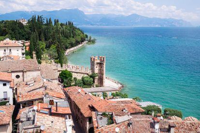 Ligado históricamente a Venecia, la enorme mancha de agua del Lago di Garda –el mayor del norte italiano– ha servido de inspiración a artistas y escritores. Su particular microclima permite que florezcan cultivos más propios del sur italiano (vides, limoneros, palmeras, laureles) y cuenta con agrdables localidades balneario como Sirmione (en la foto), ubicada sobre una península, y culminada por el castillo de Rocca Scaligera, del siglo XIII.