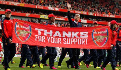 Arsene Wenger saluda a los hinchas del Arsenal que esperan en la grada tras un partido entre su equipo y el Aston Vila en Londres, el 15 de mayo de 2016.