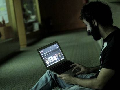 Un usuario navega por Internet desde un ordenador.