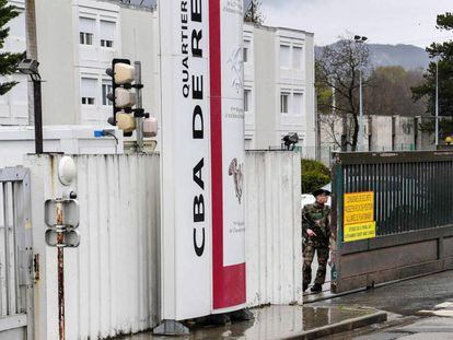 Un soldado en la entrada del cuartel en Varces este jueves.