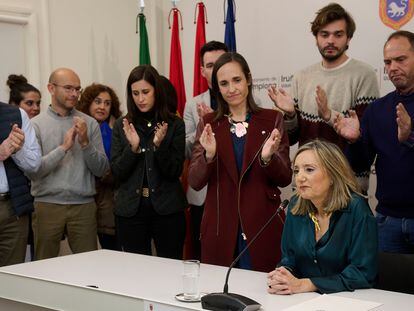 La alcaldesa de Pamplona, la regionalista Cristina Ibarrola, durante la rueda de prensa con el apoyo de todo su equipo en el Ayuntamiento de Pamplona, ante la moción de censura recibida esta mañana, que dará la alcaldía a EH Bildu.