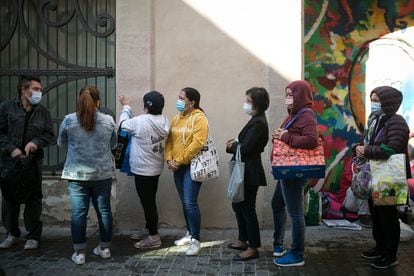 Varias personas hacen cola para recibir comida en la parroquia Santa Anna, el pasado junio en Barcelona.