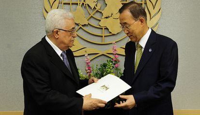 El primer ministro palestino, Mahmud Abbas, entrega al secretario general de la ONU, Ban Ki-Moon, la petición oficial de Palestina para entrar a formar parte de las Naciones Unidas