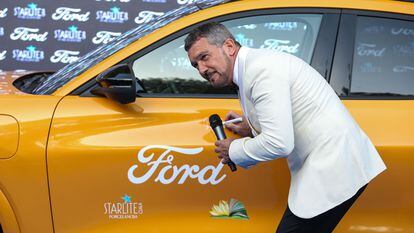 El actor Antonio Banderas firma el Ford Mustang Mach-E a su llegada a la gala benéfica de Starlite, el 14 de agosto en la cantera de Nagüeles de Marbella (Málaga).