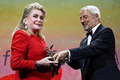 El presidente de la Bienal de Venecia, Roberto Cicutto, entregaba a Catherine Deneuve el León de Oro a la trayectoria durante la ceremonia de apertura del festival.