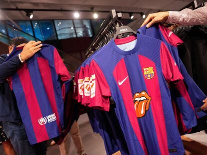 Camisetas del FC Barcelona con el logotipo de los Rolling Stones, que lucirá en el partido de LaLiga EA Sports que disputará contra el Real Madrid el próximo sábado 28 de octubre en el Estadio Olímpico Lluís Companys.