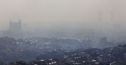 La humareda del incendio del Alt Empordà llegó ayer hasta Barcelona.
