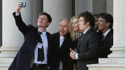 El presidente electo de Argentina, Javier Milei, Santiago Caputo, Gerardo Werthein, Luis Caputo y Nicolas Posse, hacen una pausa para una fotografía después de las reuniones en la Casa Blanca, en Washington, EE.UU., 28 de noviembre de 2023.
