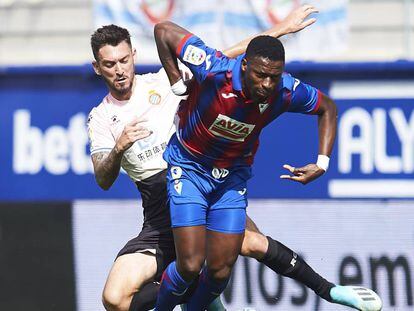 Diop ante Ferreyra, en el Eibar-Espanyol.