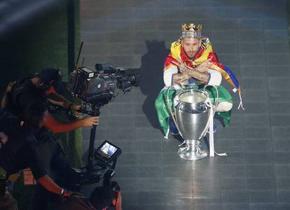 Sergio Ramos con el trofeo de la Liga de Campeones.