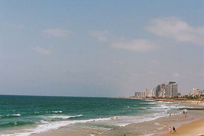 Banana Beach es una de las playas más populares entre los jóvenes del sur de la ciudad con una excelente panorámica del Tel Aviv moderno repleto de rascacielos.