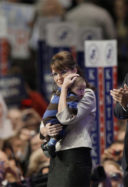 Sarah Palin sostiene a su hijo menor, Trig, durante una Convención republicana en septiembre de 2008