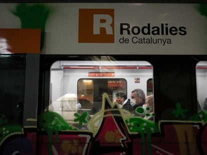 Trenes de Rodalies a su paso por la estación de Plaza Catalunya. Barcelona, 19 de enero de 2021 [ALBERT GARCIA]
