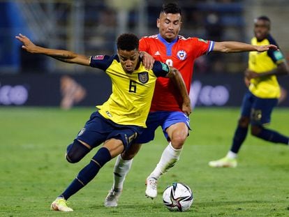 Byron Castillo protege el balón ante el chileno Meneses en uno de los partidos de clasificación para el Mundial de Qatar entre Ecuador y Chile.
