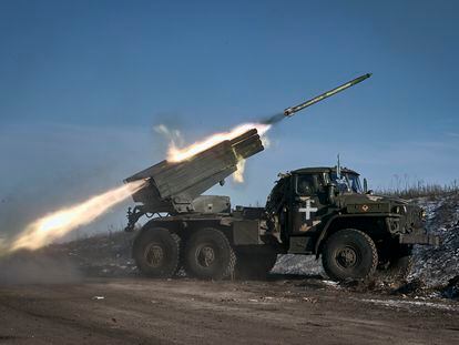 El lanzacohetes múltiple Grad del ejército ucranio dispara contra posiciones rusas en la línea del frente cerca de Soledar, provincia de Donetsk, este miércoles.
