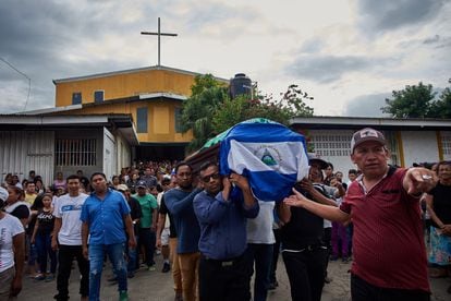 Funerales de una persona asesinada durante las protestas de 2018 en Masaya, Nicaragua. Los familiares cargan el ataúd que cubrieron con la bandera de Nicaragua como símbolo de protesta contra la represión del gobierno contra manifestantes.